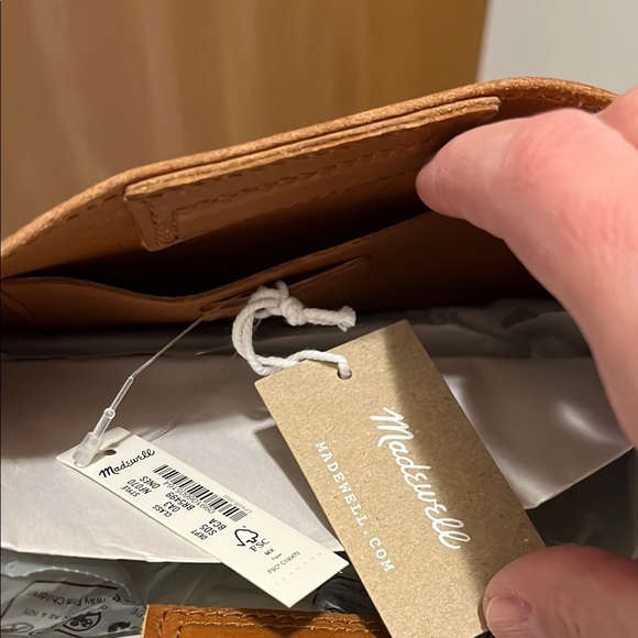 Elegant Tan Leather Shoulder Bag - Picture 3 of 3